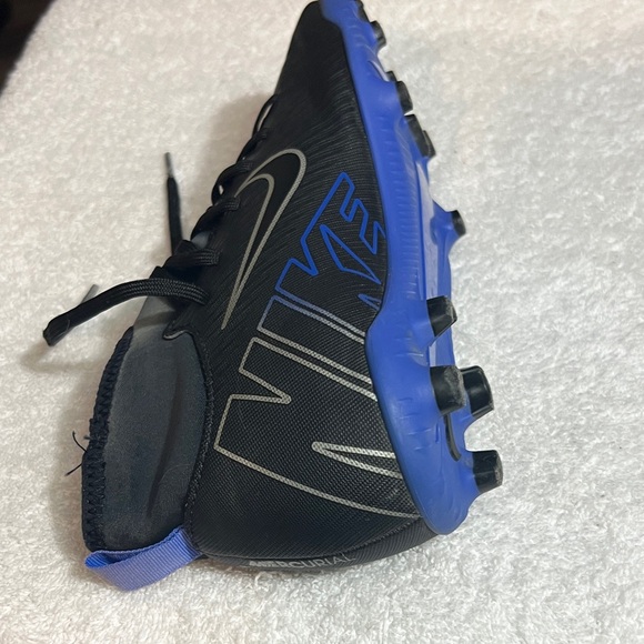 Nike Boy’s Black and Blue Soccer Athletic Shoes - Picture 4 of 8